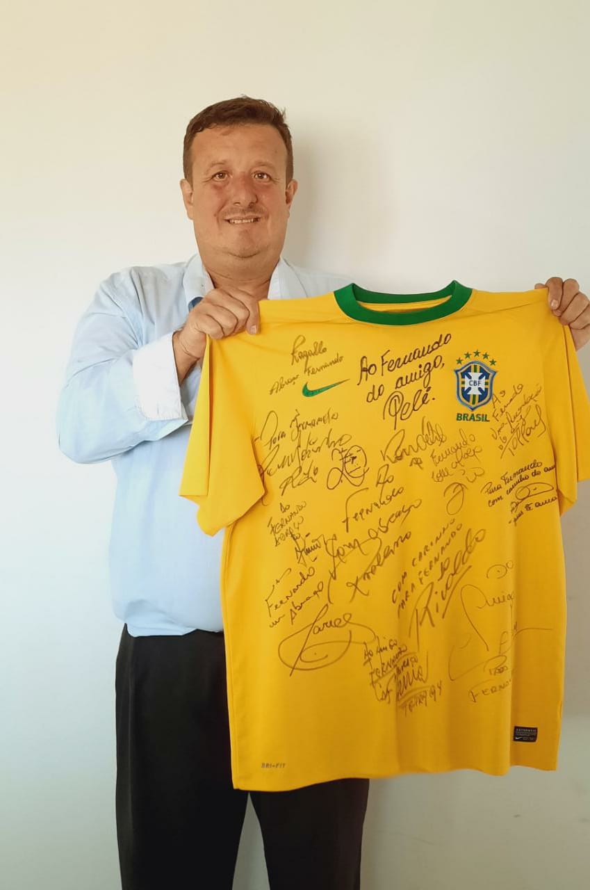 Paixão pelo futebol e pela seleção brasileira ganha contornos de raridade nas mãos de policial penal de Pirajuí