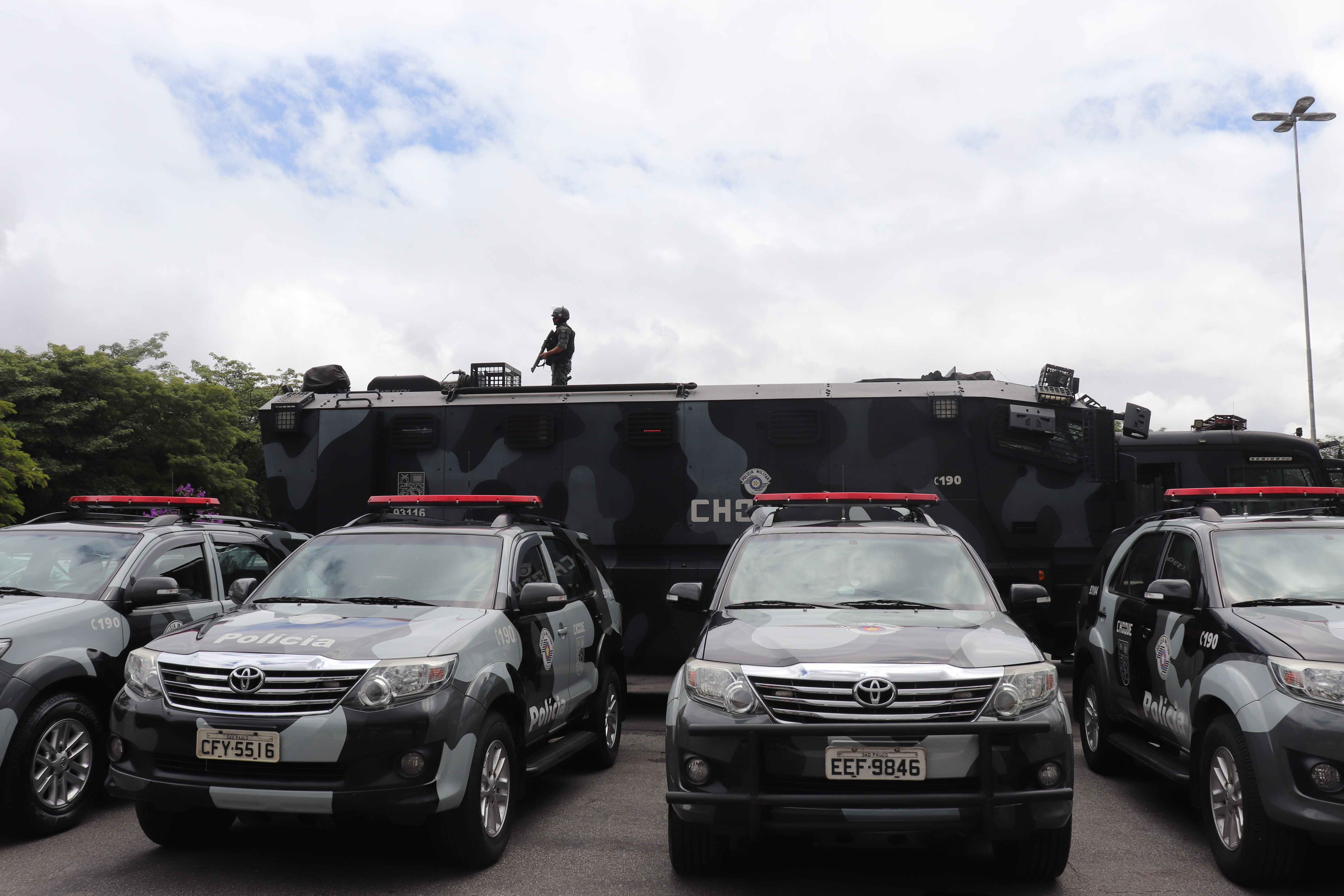 Dezenas de carros da PM e atiradores de elite contra os servidores no entorno da Assembleia Legislativa. Foto: Flaviana Serafim/SIFUSPESP